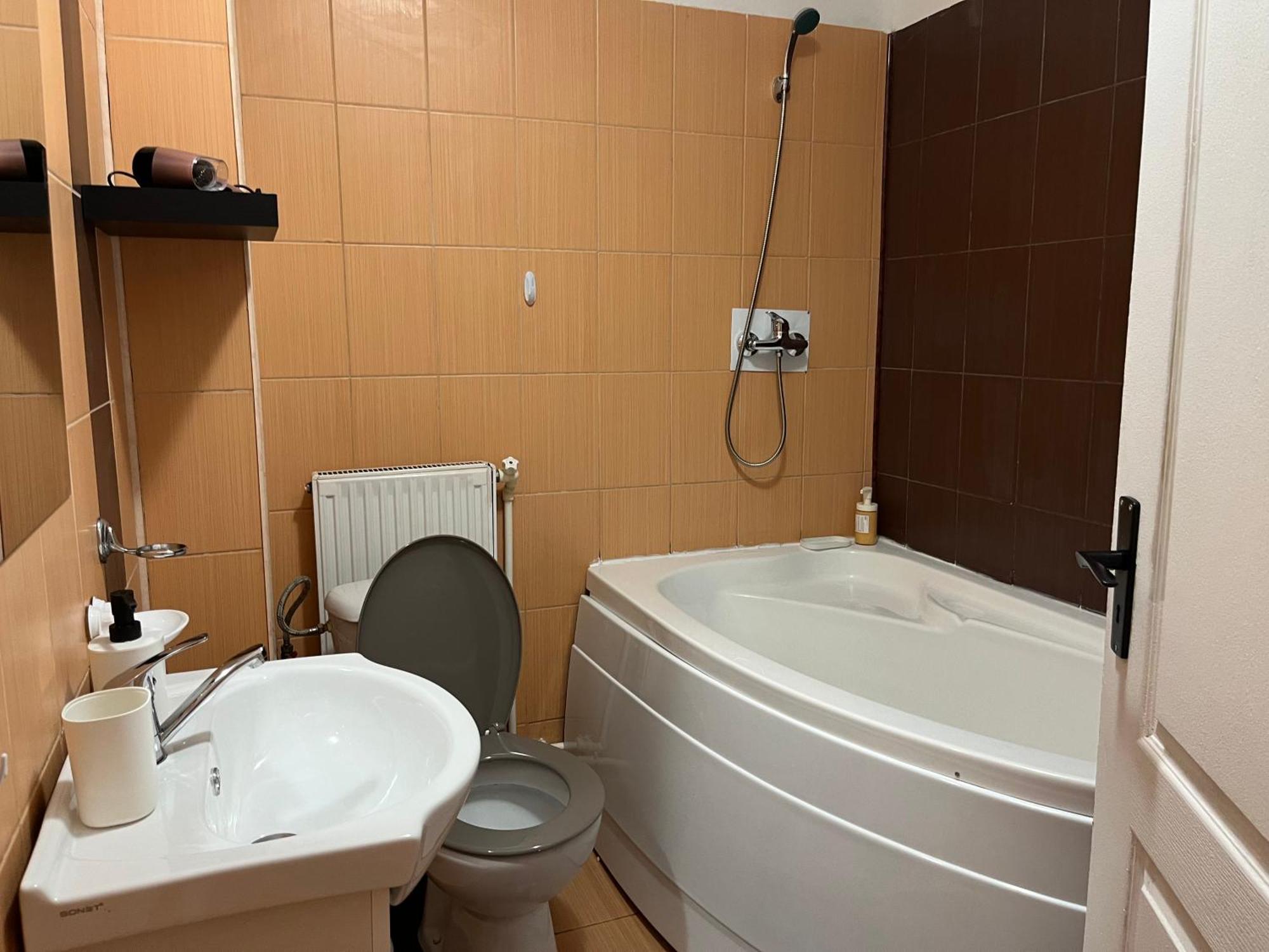 Steve Rooms Jászvásár Kültér fotó
